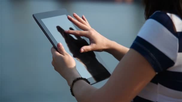 Menina tocando Tablet Computer. Efeito de movimento lento — Vídeo de Stock