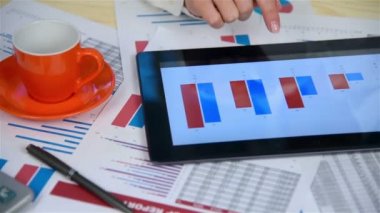 Touchpad ile mali rapor kullanan iş kadın. Ağır çekim etkisi