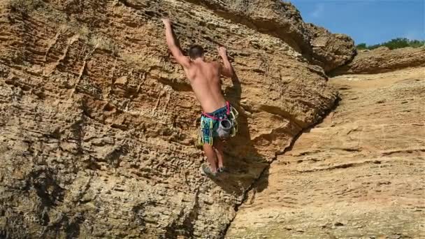 Escalador extremo escalando en una roca. Efecto de cámara lenta — Vídeo de stock