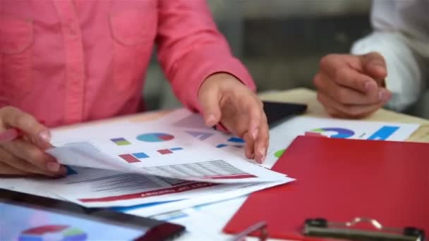 Trabajador en el trabajo en el análisis del presupuesto. Concepto de trabajo en equipo — Vídeos de Stock