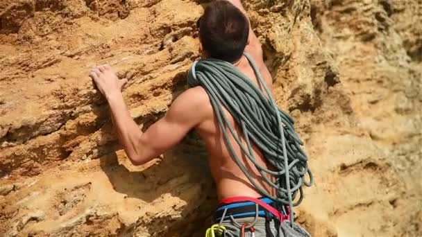 Extreme Climber Wirh Rope Climbing On A Rock (em inglês). Efeito de movimento lento — Vídeo de Stock