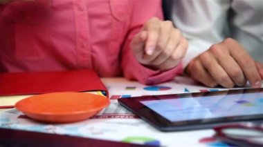 Ortak çalışan Tablet inceleme iş listeleri. Ağır çekim etkisi