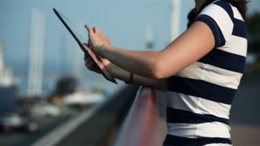 Raylar ayakta dijital Tablet bilgisayar kullanan kız. Yakın çekim.