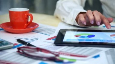 Dokunmatik yüzey ile mali rapor kullanarak ele. Yakın çekim