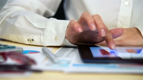 Businesswoman Looks At Stock Exchange Statistics On Touch Pad (en inglés). Efecto de cámara lenta — Vídeo de stock