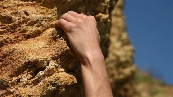 Ακραία ορειβάτης ανεβαίνει τον απόκρημνο βράχο, εσωτερικη — Αρχείο Βίντεο