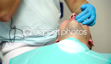 Doktor diş hekimi çalışma. Hastanın Künye kaldırılması için hazırlanması