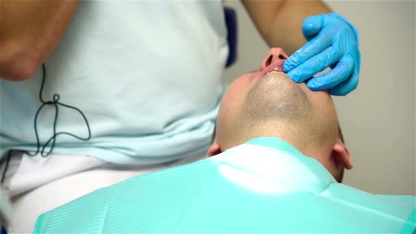 Doctor Dentista Trabajando. Preparación del paciente para la eliminación de la impresión — Vídeos de Stock