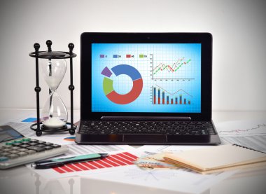 Stok grafik üzerinde ekran laptop