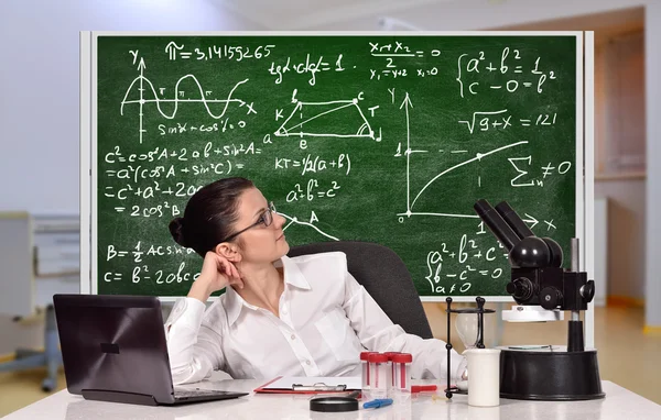 Professora mulher sentada em laboratório — Fotografia de Stock