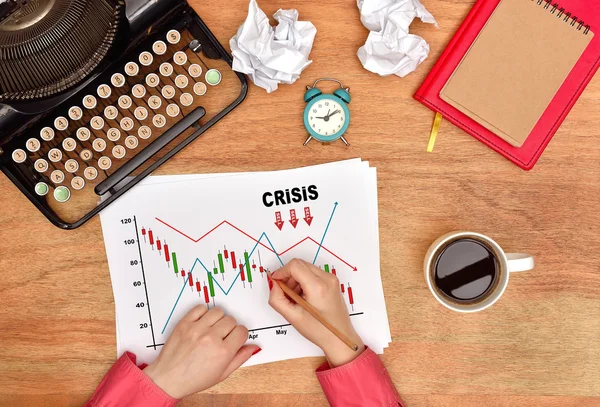 Mani che disegnano stock chart di crisi — Foto Stock