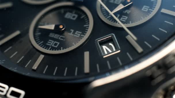 Luxe chronograaf horloge met extra pijlen. Extra close-up — Stockvideo