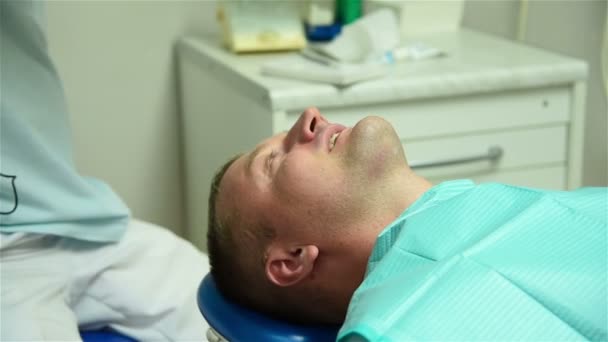 El dentista visita al hombre como paciente en la clínica dental. Máquina de rayos X — Vídeo de stock