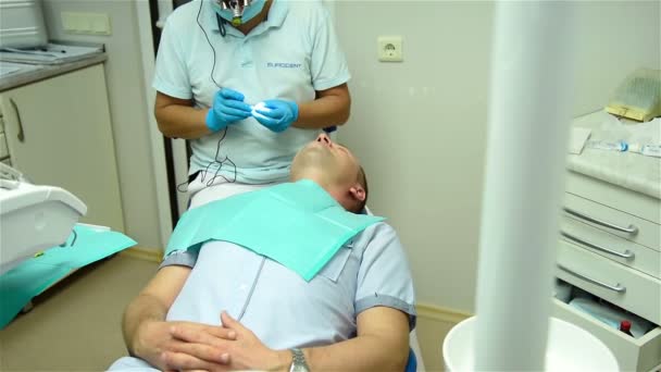 Implantation förfarande i tandläkare kontor. Health Care Dentistry medicin koncept. — Stockvideo