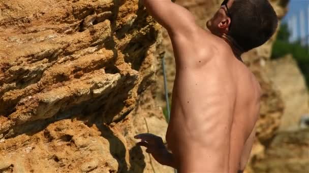 Unga klättrare klättrar utan försäkring på en klippa. Slow Motion-effekt — Stockvideo