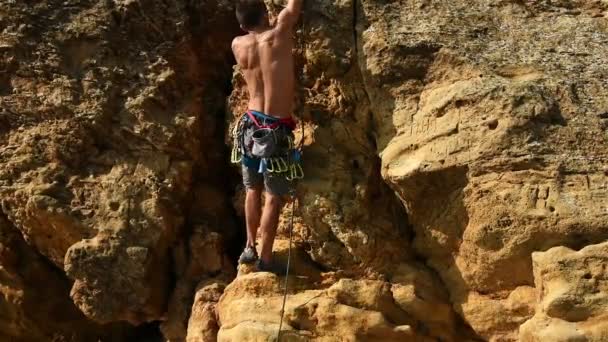 Bergsteiger klettert auf Klippe — Stockvideo