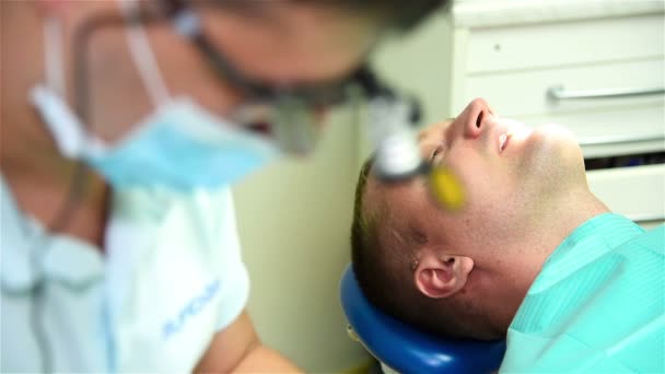 Il dentista prepara strumenti per l'esame del paziente — Video Stock