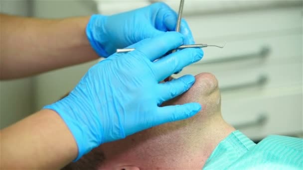 Dentista examinando paciente con sonda dental y espejo . — Vídeos de Stock