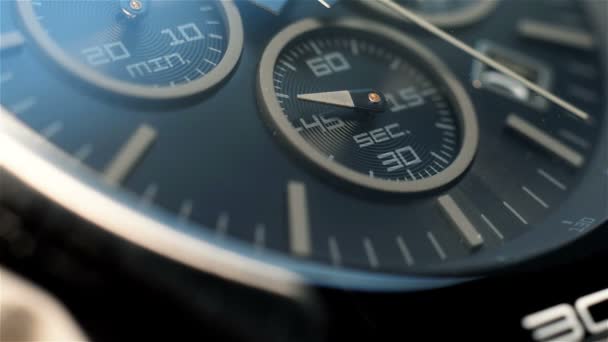 Zwarte chronograaf horloge met extra pijlen. Extra close-up — Stockvideo