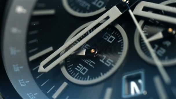 Chronograaf horloge tweede pijl Unwinds geleden. Extreme close-up. — Stockvideo