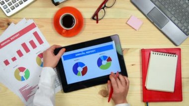 Dokunmatik yüzey istatistik verileri çözümlemek için kullanan tüccar kadın. Yukarıdan görüntülemek