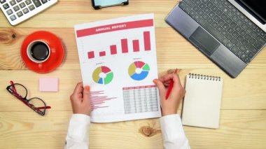 Hisse senedi grafikleri izleme Yöneticisi. Yukarıdan görüntülemek