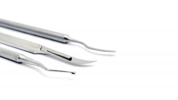 Zestaw narzędzi stomatologicznych na biały stół. Z bliska — Wideo stockowe