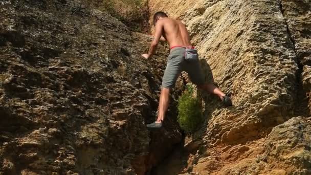 Grimpeur Homme Escalade sans assurance sur une falaise — Video