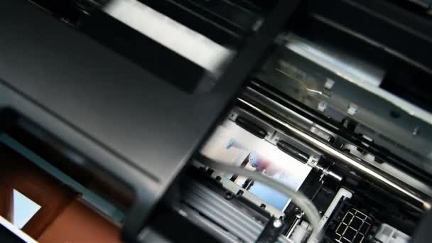 Zwart Printer afdrukken foto. Close-up. — Stockvideo