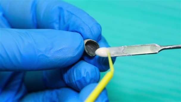 Zahntechniker tragen Zement auf Zahn auf, um es zu reparieren. Nahaufnahme — Stockvideo