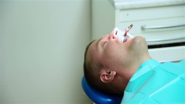 Patient med Dental spatel i munnen — Stockvideo