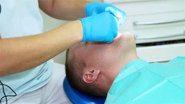 Dentista toma impresión de los dientes — Vídeos de Stock