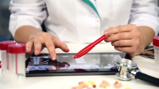 Röntgenbilder des Patienten auf Touchpad — Stockvideo