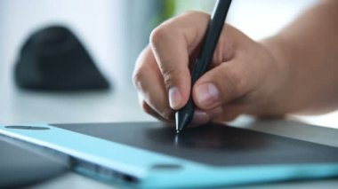Grafik Tasarımcı Eller Ofiste Dijital Grafik Tableti Kullanıyor. Uzaktan Çalışma ve Tasarım Konsepti. Yavaş Hareket Efekti.