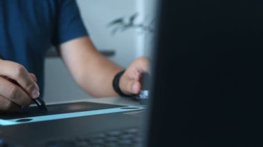 Dijital kalem ve grafik tabletli bir adam çiziyor. Yaratıcı Tasarım ve Çalışma Konsepti. Kapat.