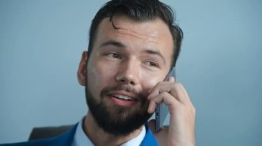 Ofiste cep telefonuyla konuşan genç Sakallı Tüccar. Meslek ve İşçi Konsepti.