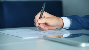 Tüccar, kağıt ve tabletle ilgili iş raporunu analiz ediyor. Evrak işleri ve Finansal Başarı Konsepti. Yavaş Hareket Efekti.