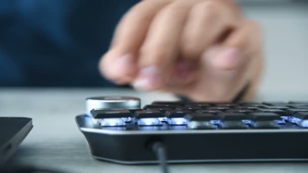 Designer Mão Usando Teclado Controle Navegação Com Roda Trabalho Remoto — Vídeo de Stock