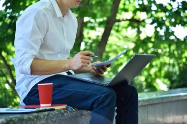 Bilgisayarlı mali analist hisse senedi belgelerini analiz ediyor. Ticaret ve evrak işleri. Kapat.