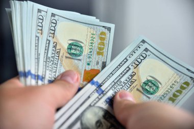 El sıkışın, para saymaya başlayın. Yatırım sermayesine başlıyorum. Finans ve ticaret kavramı.