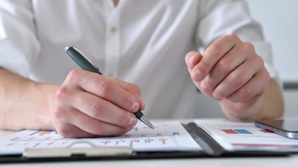 Finanční Auditor Pracující Úřadu Analyzující Finanční Výsledky Finanční Obchodní Koncept — Stock fotografie