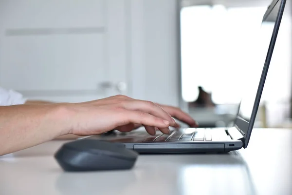 Mãos Homem Negócios Digitando Teclado Laptop Ocupação Conceito Trabalhador Fechar — Fotografia de Stock