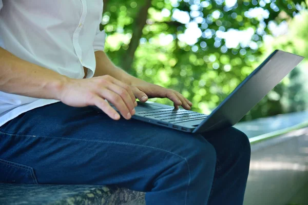 Zakenman Zit Het Park Typt Laptop Computer Onderwijs Werkconcept Sluiten — Stockfoto