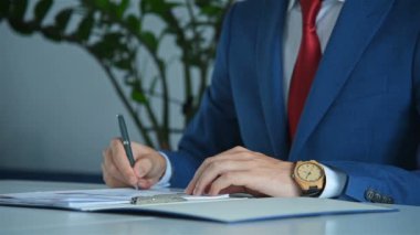 İş Adamı İş Raporu ve İmza Belgesi Analizi. İş ve Mali Başarı Konsepti. Yavaş Hareket Efekti