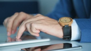 İşadamı Eller Tablet Bilgisayar Ekranında Yazıyor. İş ve Yönetim Konsepti. Yavaş Hareket Efekti