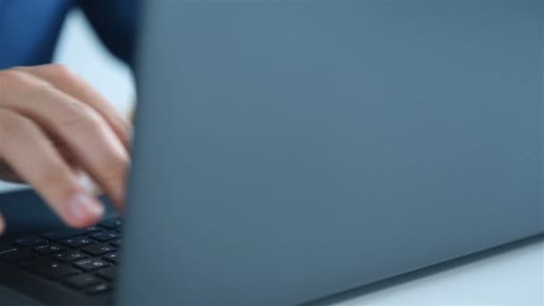商人的手在键盘笔记本电脑上打字 职业和工人概念 特写镜头 — 图库视频影像