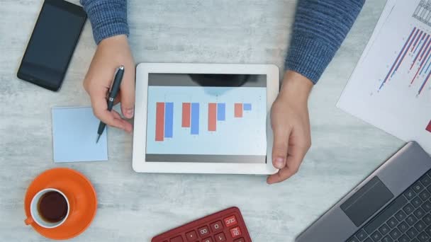 Financiële Data Analyse Digitaal Tabletscherm Zakenman Aan Het Werk Bedrijfs — Stockvideo