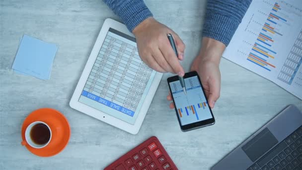 Vue Dessus Homme Affaires Utilisant Téléphone Mobile Tablette Avec Analyse — Video