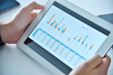 İş adamı elleri iş raporlu dijital tablet kullanıyor. İş ve finansal başarı kavramı. Kapat..