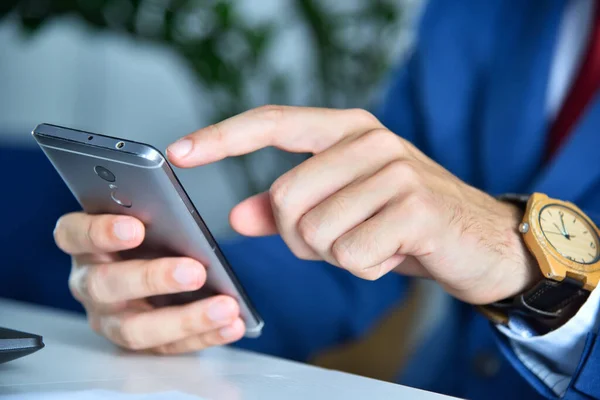 Akıllı Telefon Kullanan Adamı Elleri Yatırım Teknoloji Konsepti Kapat — Stok fotoğraf